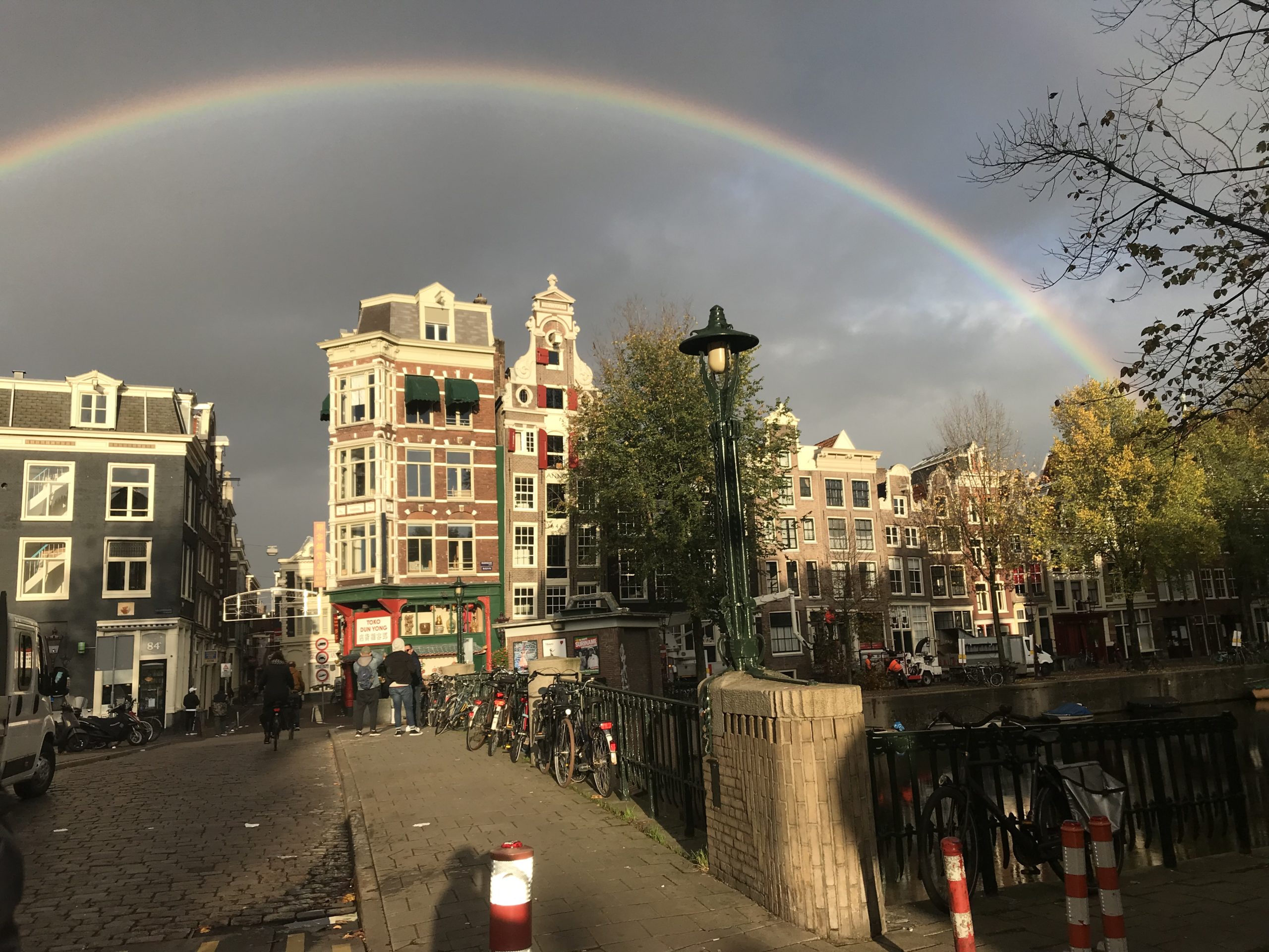 Regenboog over het centrum van Amsterdam