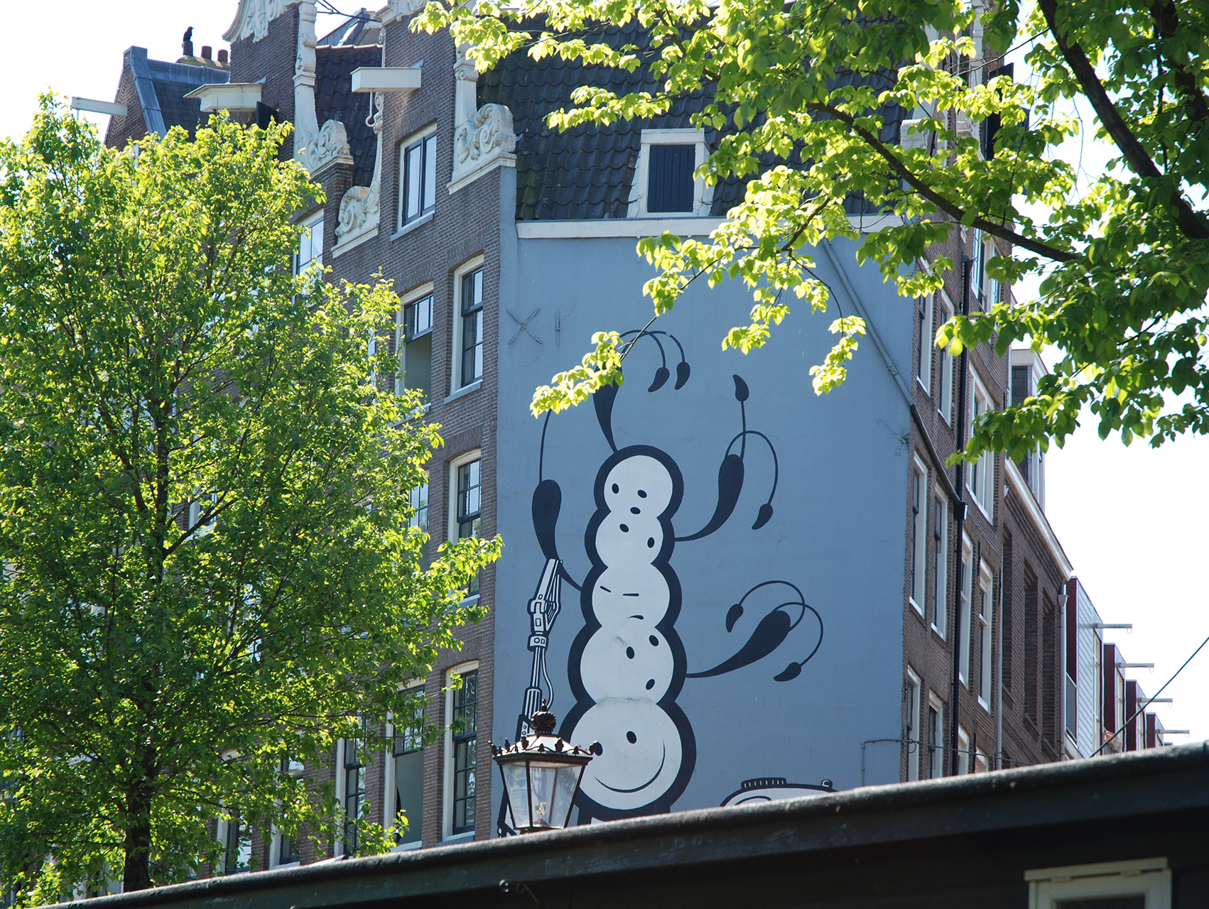 grafitti-corona-virus-Amsterdam-face-mask-RIVM