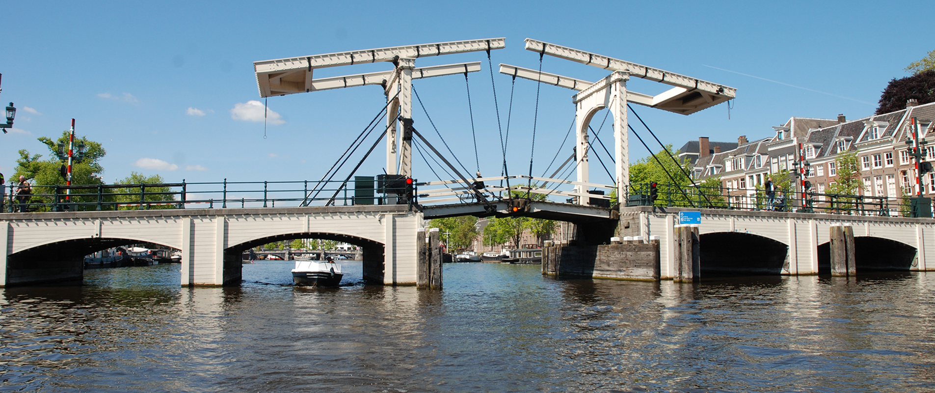 boat-tour-Amsterdam-Amstel-Skinny Bridge-Golden Age-17th century